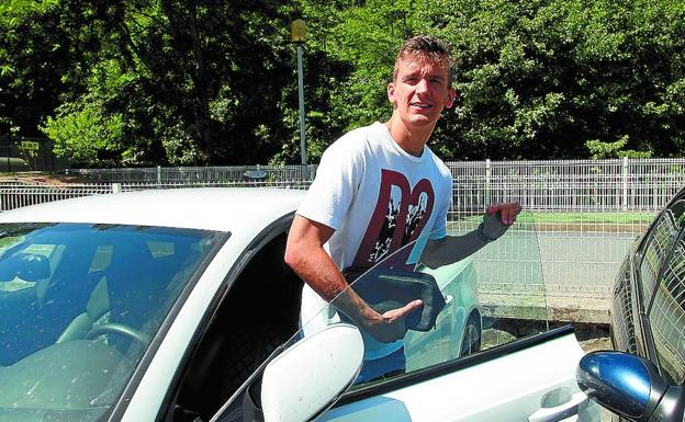 Diego Llorente se dispone a subir a su vehículo tras su primer entrenamiento en Zubieta