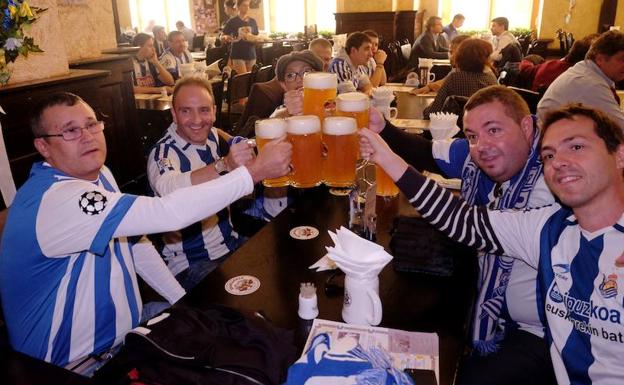 Aficionados de la Real Sociedad disfrutan de unas cervezas en San Petersburgo