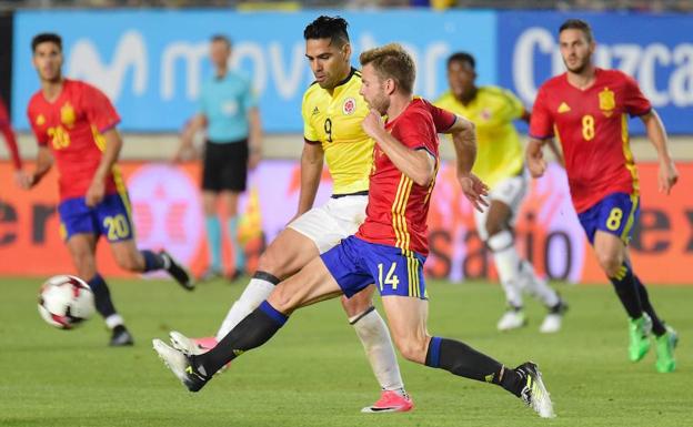 Asier Illarramendi efectúa un pase ante la presencia del colombiano Radamel Falcao. /AFP