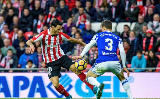Llorente presiona a Aduriz en un lance del derbi disputado en San Mamés. /JAVIER ZORRILLA