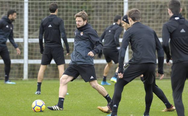 Asier Illarramendi controla el balón en el entreamiento de este sábado en Zubieta. /PEDRO MARTÍNEZ