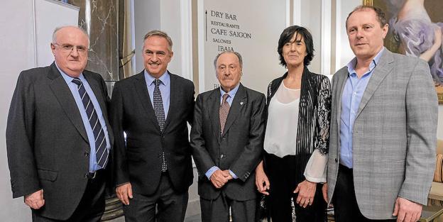 Luis Uranga, José Luis Astiazarán, Iñaki Alkiza, María de la Peña y Miguel Fuentes, el lunes en la entrega de los premios 'Deportistas cinco estrellas' de El Diario Vasco./USOZ