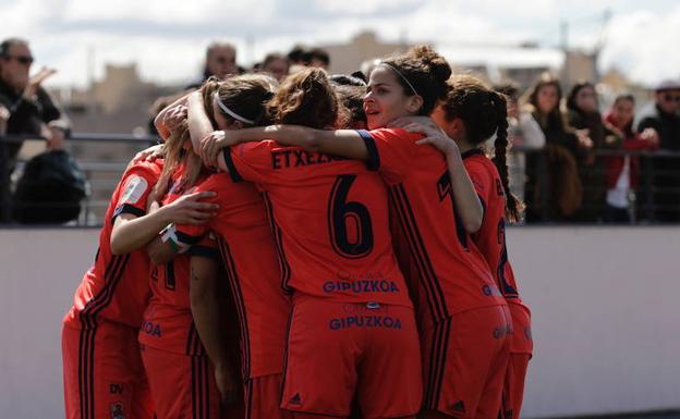 Las jugadoras de la Real celebran el tanto conseguido en el último minuto. /ROBERTO PADILLA