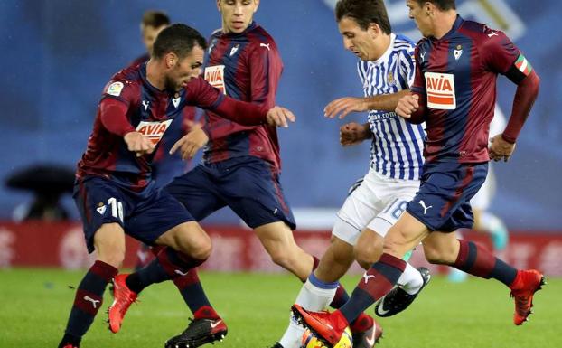Oyarzabal trata de salir de la presión de Arbilla y Capa en el duelo de la primera vuelta disputado en Anoeta. /JUAN HERRERO