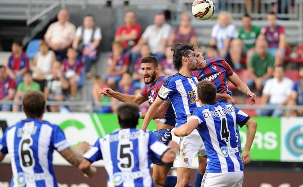 Imagen del derbi disputado en Ipurua en 2014, el primero del Eibar en Primera División. La Real cayó por la mínima. /MORQUECHO