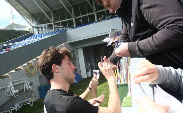 Odriozola firma autógrafos en Zubieta/Arizmendi
