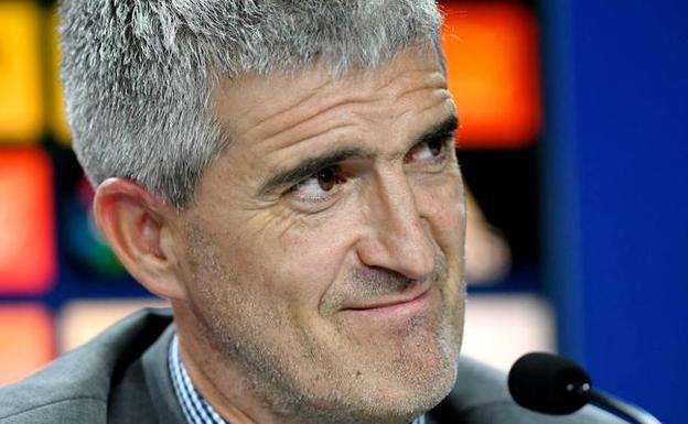 Olabe toma posesión de su nuevo cargo de director general de fútbol de la Real Sociedad en Zubieta