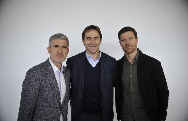 Roberto Olabe, Julen Lopetegui y Xabi Alonso, en el acto./ignacio Pérez