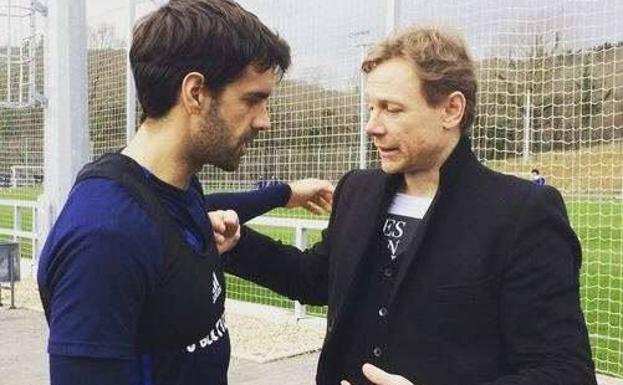 Prieto y Karpin se saludan tras un entrenamiento en Zubieta. /Real Sociedad