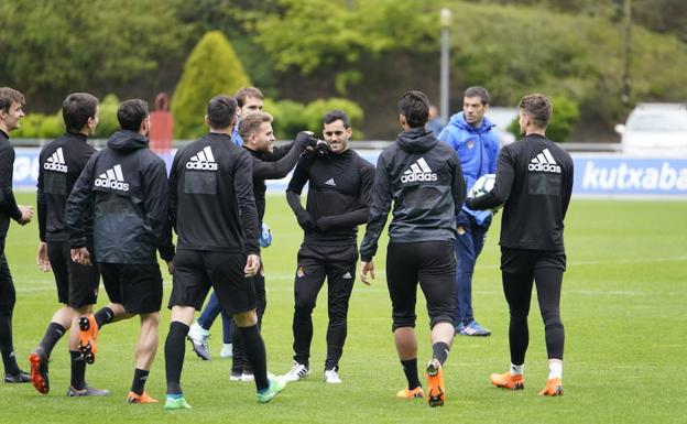 Varios jugadores de la Real Sociedad bromean durante el entrenamiento de esta mañana./LOBO