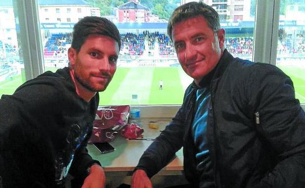 Adrián y Míchel González presencian en Ipurua un partido.
