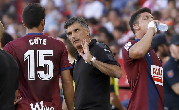 Mendilibar habla con sus jugadores.