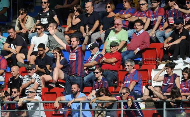 Aficionados del Eibar en Ipurua en el partido ante el Deportivo/DV