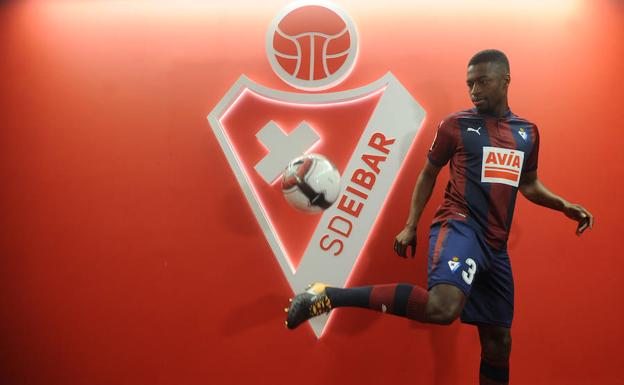 Pape Diop realiza toques con el balón durante su presentación de este martes en Ipurua. /MORQUECHO