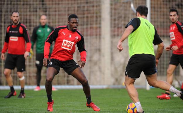 Entrenamiento del Eibar en Atxabalpe, con la incorporación de Pape Diop, bajo las órdenes de José Luis Mendilibar. /FÉLIX MORQUECHO