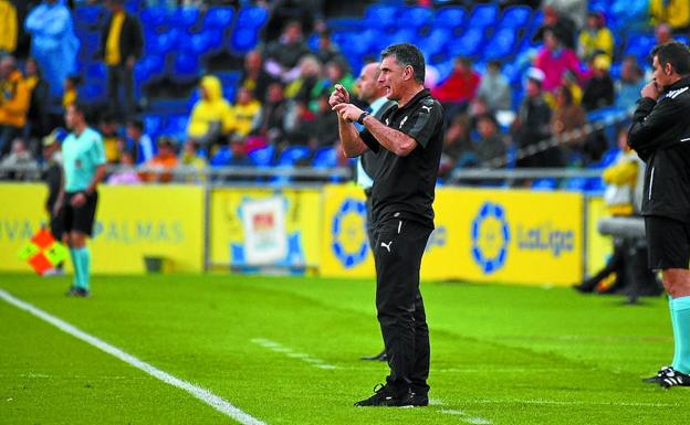 José Luis Mendilibar da instrucciones desde la banda durante el encuentro que el Eibar ganó ayer. /Gabriel Jimenez