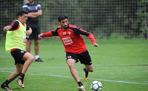 Cote trata de sortear la presión de Capa en un entrenamiento del Eibar en Atxabalpe. /MORQUECHO