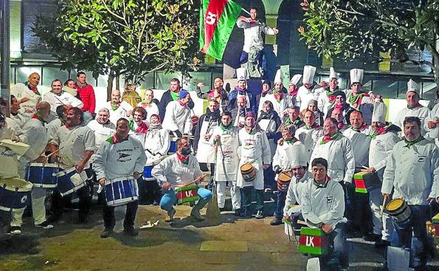 Los txistularis e integrantes de Urki Arraun Elkartea visten chaquetilla y delantal de cocineros y cuentan con barriles cuadrangulares y una escoba por bastón de mando./URKI ARRAUN