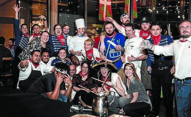 Atlanta. Un nutrido grupo de donostiarras residentes en Estados Unidos se dieron cita el restaurante Cook & Soldiers para cenar y tocar los tambores