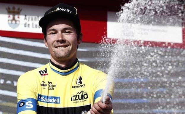 Roglic celebra su victoria en la Vuelta al País Vasco. /EFE