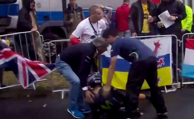 Alejandro Valverde, tras irse al suelo.