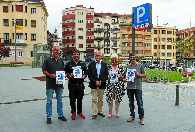 Tomás Maeztu, a la izquerda; Ángel Delgado, en el centro, y representantes de comercios y bares. 