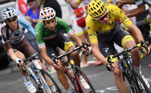Froome, Aru y Bardet llegando a meta en las calles de Foix.
