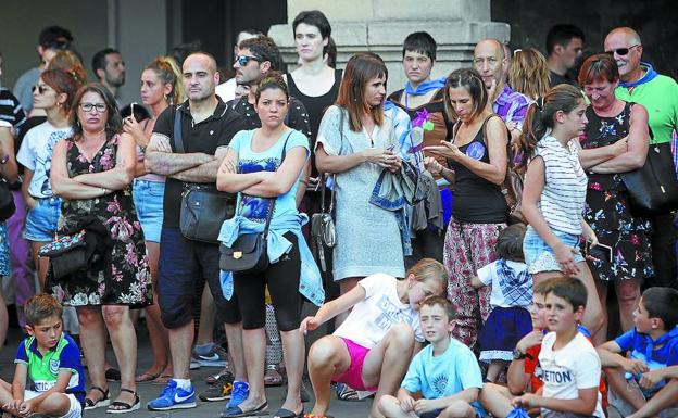 Vecinos de todas las edades se concentraron en protesta por esta nueva agresión sexual.