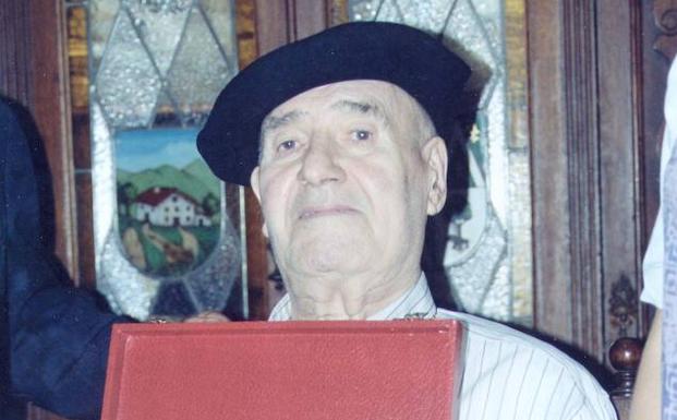 Basarri, 1995ean, Zarauzko Udalak eskaini zion omenaldiak.