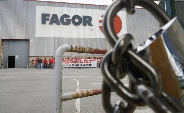 Trabajadores de Fagor-CNA en Arrasate protestan por el cese de actividad de la empresa.