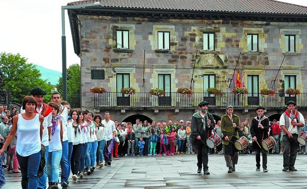Bailando la sokadantza en la plaza de los Fueros ante el ayuntamiento. 