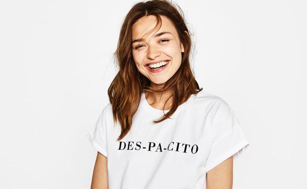 La camiseta de 'Des-pa-cito', la última prenda viral./Bershka