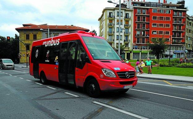 Uno de los actuales autobuses, junto a la parada de Fermín Calbetón. 