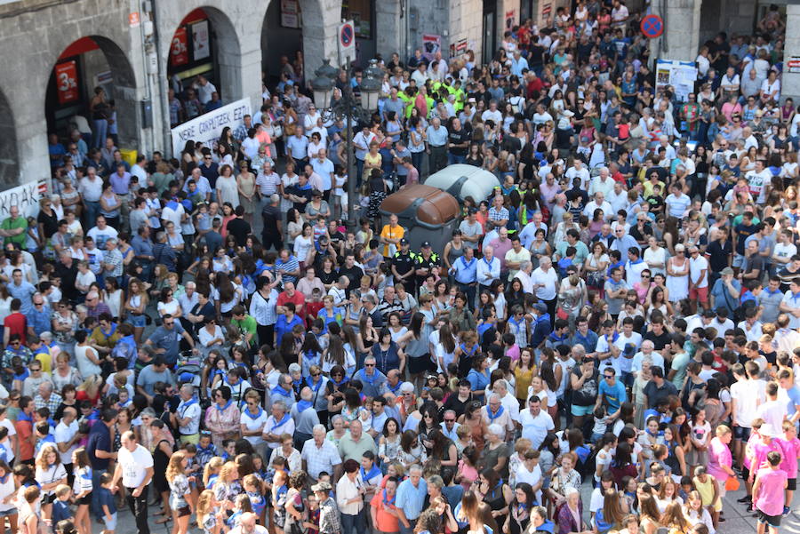Una plaza abarrotada de gente esperaba el lanzamiento del cohete y el inicio de los cinco días de fiesta