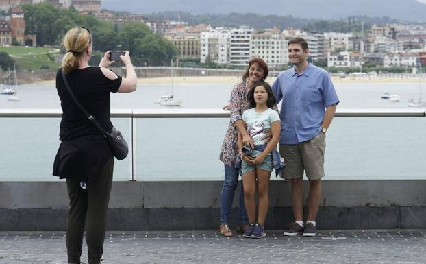 Una familia inmortaliza el momento de sus vacaciones con una fotografía desde la terraza del Aquarium.