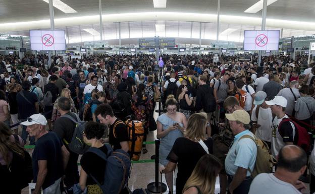 Colas en el aeropuerto de El Prat.
