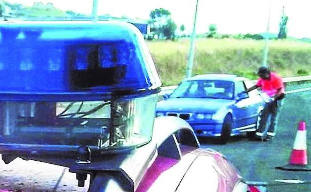 Un policía foral tramita la denuncia contra el conductor que iba a 219 kilómetros por hora.