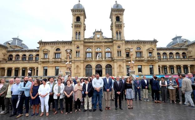 Autoridades y ciudadanos se han concentrado frente al Ayuntamiento de San Sebastián para condenar los atentados de Cataluña.