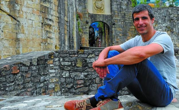 Gonzalo Carrión, proel de la Ama Guadalupekoa, posa frente a la puerta de Santa María en Hondarribia.