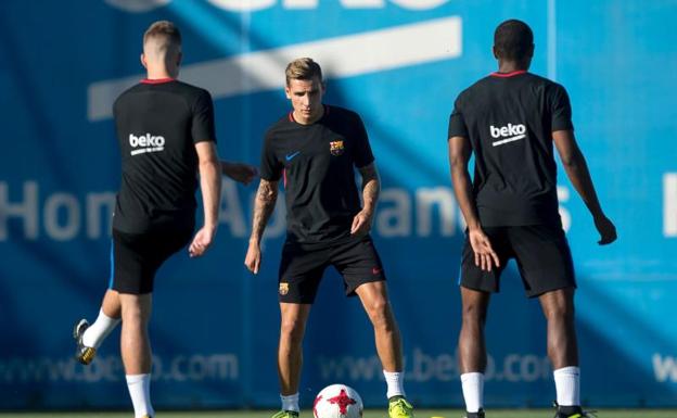 El defensa francés del Barcelona Lucas Digne (c).