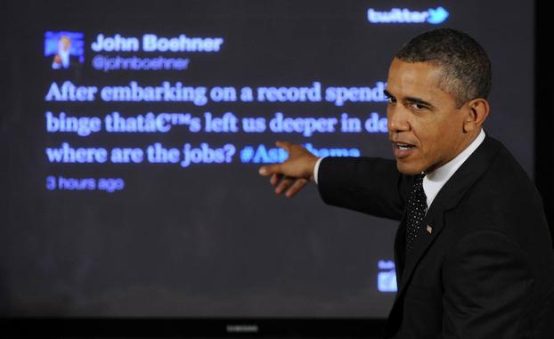 Obama señala un tuit.