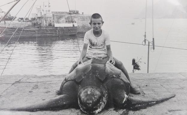Un niño con una tortuga laúd