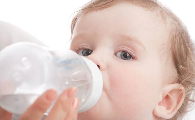Los bebés, acostumbrados a dormirse con el biberón en la boca, tienen más probabilidades de desarrollar caries en los dientes de leche.