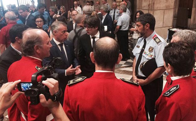Urkullu conversa con Puigdemont en presencia del mayor de los Mossos, Josep Lluís Trapero, y de varios mandos de la Ertzaintza