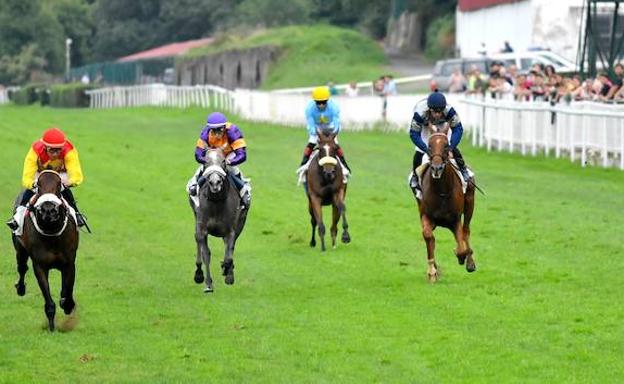 ‘Valle Inclán’, a la izquierda de la imagen y montado por José Luis Martínez, superó con autoridad a todos los oponentes del Critérium Internacional.