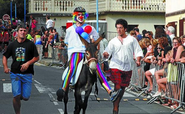 Carrera de burros, durante las fiestas.
