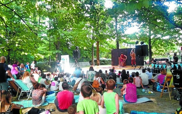 En la hierba. El parque de Soroxarta fue el escenario elegido para la Girabira del mes de julio.