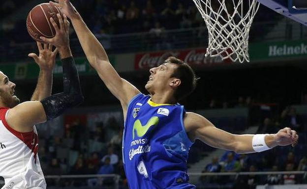 El alero Zeljko Sakic lanza a canasta ante el escolta argentino Fede Van Lacke, en una foto de archivo