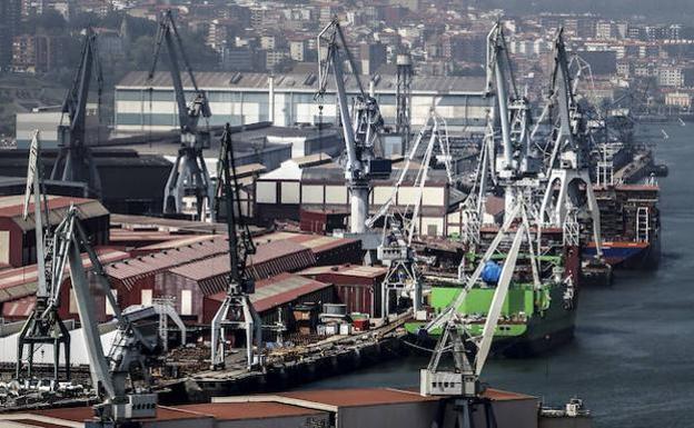 El astillero de La Naval, envuelto en una profunda crisis, está semiparalizado y la actividad estos días es mínima