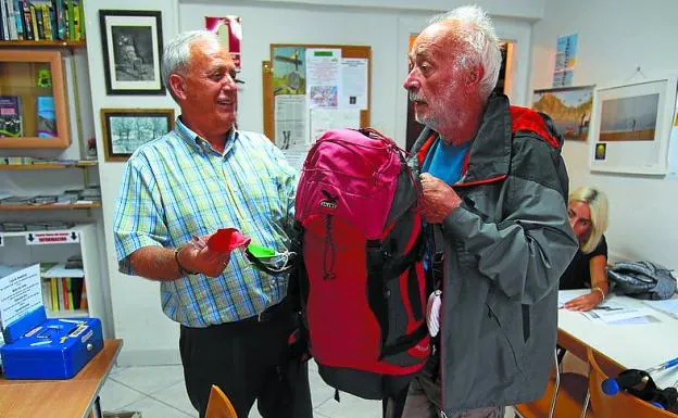 El hospitalero atiende a un peregrino en el albergue de Irun. 